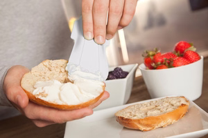 Quirky Scoop 2-in-1 matavimo samtelis ir tepimo mentelė, baltas