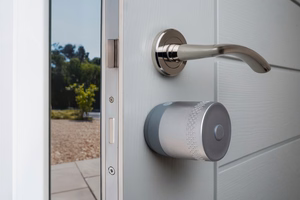 Yale Linus Smart Lock L2 Lite - išmanioji durų spyna sidabrinė