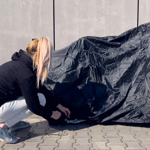 Juodas neperšlampamas L dydžio uždangalas griliui, dviračiui ir paspirtukui
