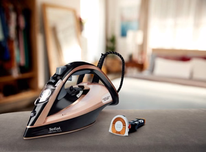 Tefal Ultimate Pure FV9845 – 3200 W steam iron with Durilium AirGlide Autoclean soleplate, black/copper