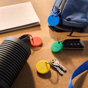 Chipolo POP Bluetooth daiktų ieškiklių rinkinys su keičiamomis baterijomis, skirtas iOS ir Android, 4 vnt. (raudonas, mėlynas, geltonas ir žalias)