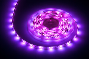 Apšvietimo rinkinys su 5050 SMD LED juosta (150 LED), maitinimo šaltiniu ir spalvų valdikliu