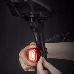 Rockbros Q2S LED galinis dviračio žibintas su Smart Stop System + USB-C - USB-A laidas - juodas