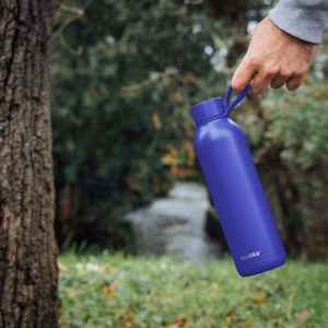 Quokka Solid With Strap nerūdijančiojo plieno termobutelis su dirželiu, 630 ml, Sutemų mėlyna