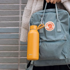 Quokka Solid With Strap nerūdijančiojo plieno termo gertuvė, 510 ml, Mustard