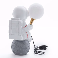 Mėnulio stalo lempa ASTRONAUTAS sėdintis Art Deco (modelis 4) AMTL
