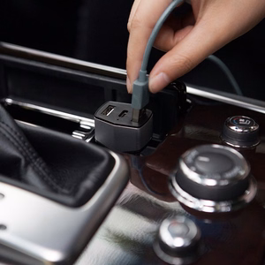 Nillkin Celerity 32 W automobilinis įkroviklis su 2 USB-A ir 1 USB-C jungtimi, sidabro spalvos