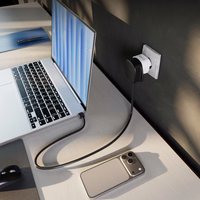 Adapteris iš IT sieninio kištuko į universalų kištuką