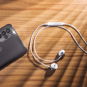 Kruger&Matz B2 į ausis įdedamos ausinės su mikrofonu, baltos