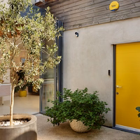 „Yale“ išmaniosios signalizacijos pradinis rinkinys 6 elementai - valdymo blokas, sirena, klaviatūra, nuotolinio valdymo pultas, judesio jutiklis, langų/durų jutiklis