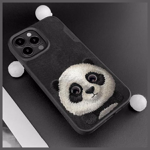 Nimmy Big Eyed Pet 2.0 Panda dėklas iPhone 15 Pro – juodas