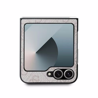 Guess Odinis 4G Metalinis Logotipas Dėklas telefonui Samsung Galaxy Z Flip 6 - Rožinė