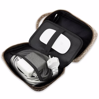 Guess Krepšys GUHBHGCFSEW Organizer rudas/rudas GCube Stripe