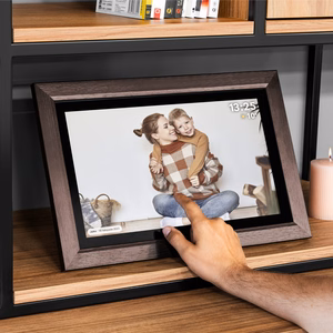 Kruger&Matz FRAMEO Wi-Fi 15,6 colio skaitmeninis nuotraukų rėmelis mediniu rėmu
