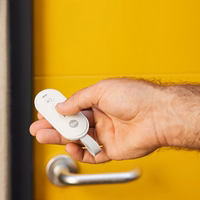 „Yale“ išmaniosios signalizacijos pradinis rinkinys 6 elementai - valdymo blokas, sirena, klaviatūra, nuotolinio valdymo pultas, judesio jutiklis, langų/durų jutiklis