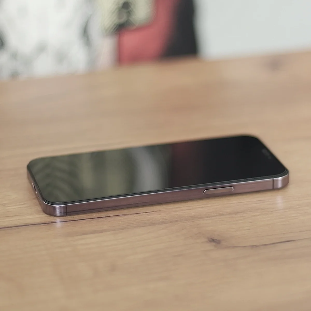 Telefonas su užklijuotu Wozinsky Privacy Glass stiklu