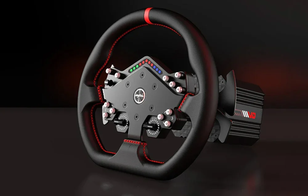 PXN vairas su spalvotu LED ekranu viršuje, daugybe mygtukų ir analoginiais valdymo rankenėlėmis centrinėje panelėje