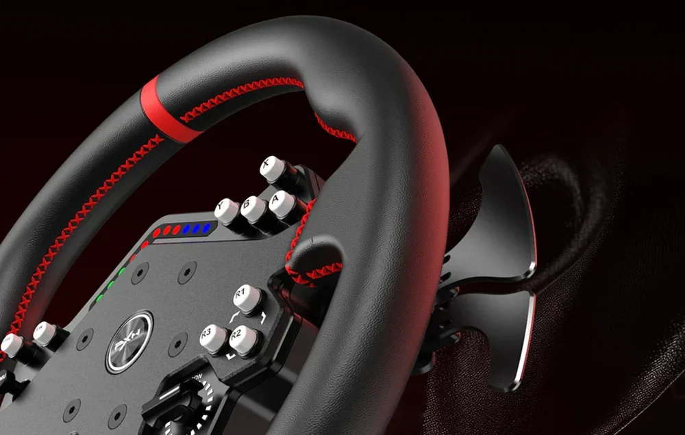 PXN vairo artimas vaizdas su tekstūruotu paviršiumi, raudonomis siūlėmis ir matomais mygtukais bei mentelėmis