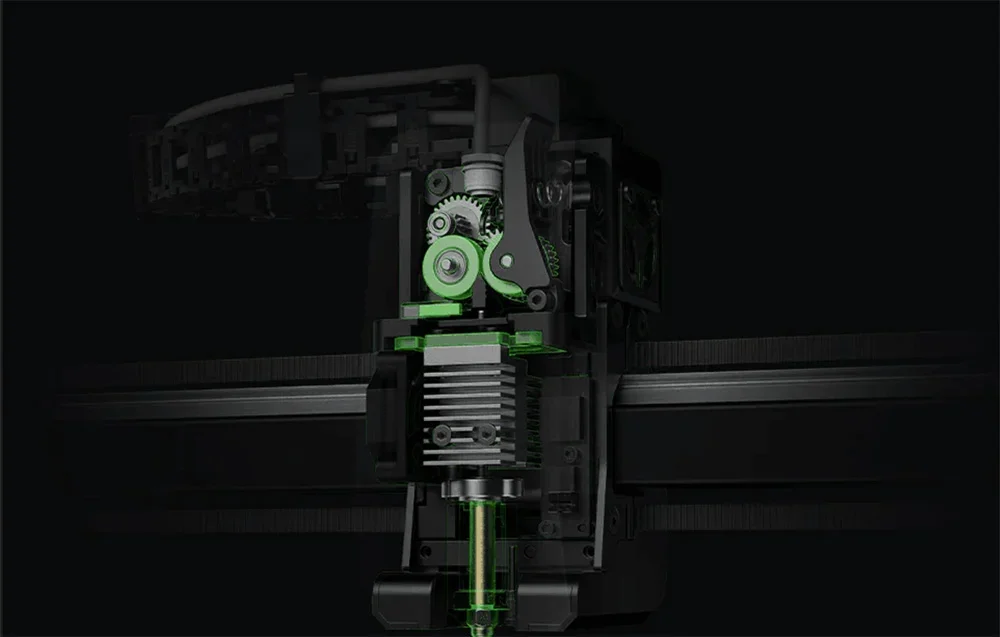 3D spausdintuvo ekstruderio mechanizmo iš arti vaizdas su žaliais elementais tamsiame fone