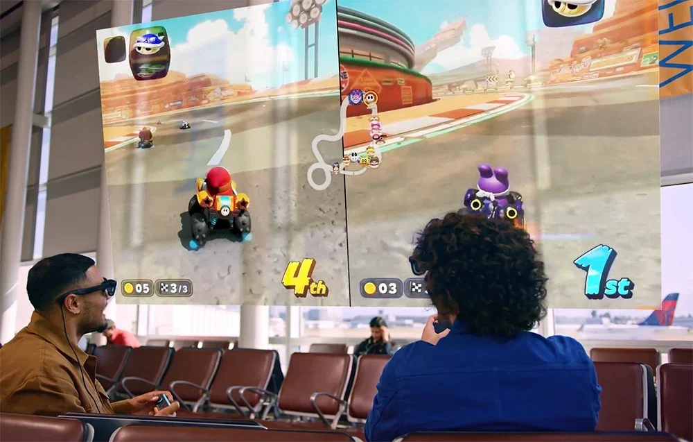 Du vyrai su XR akiniais žaidžia automobilių lenktynes dideliame ekrane