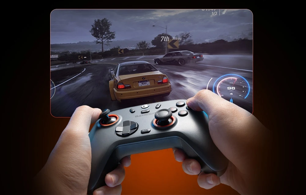 Человек играет в гонку с серым GameSir Nova 2 Lite