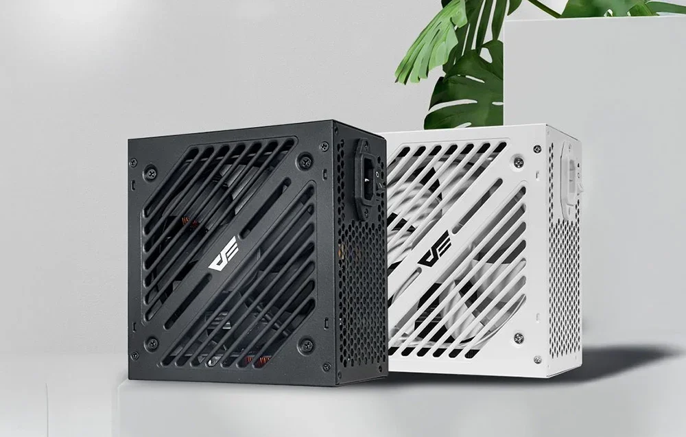 Juodi ir balti kompiuterių maitinimo blokai pastatyti greta su augalu fone