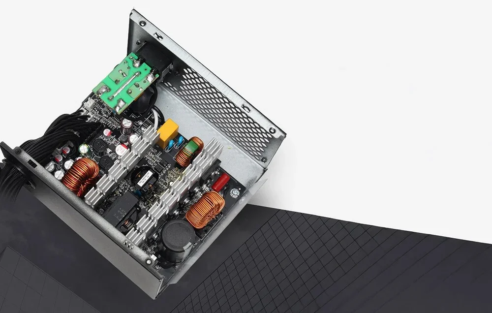 Maitinimo bloko vidus su matomais elektroniniais grandynais ir varinėmis ritėmis