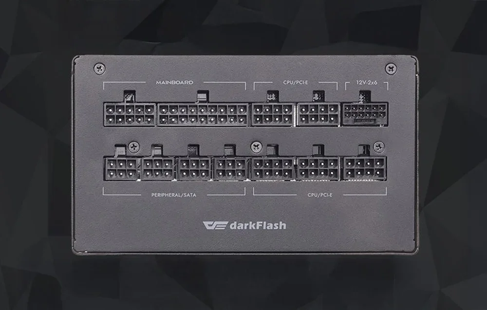 Juodas DarkFlash maitinimo blokas tamsiame fone