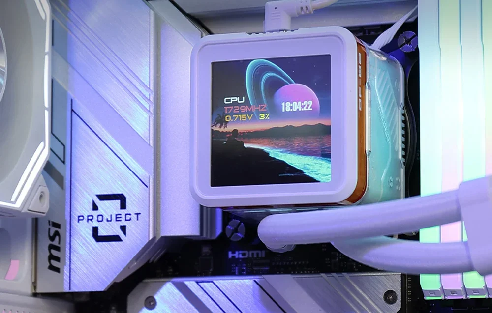 Vandeninio aušintuvo ekrano artimas vaizdas kompiuterio korpuse