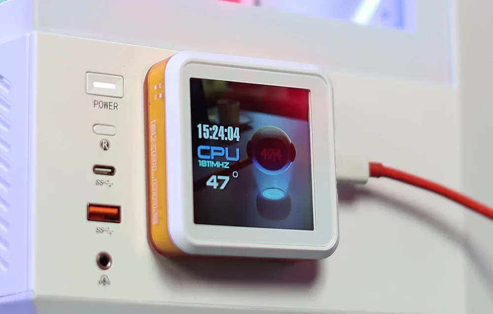 Close-up of the water cooling IPS display