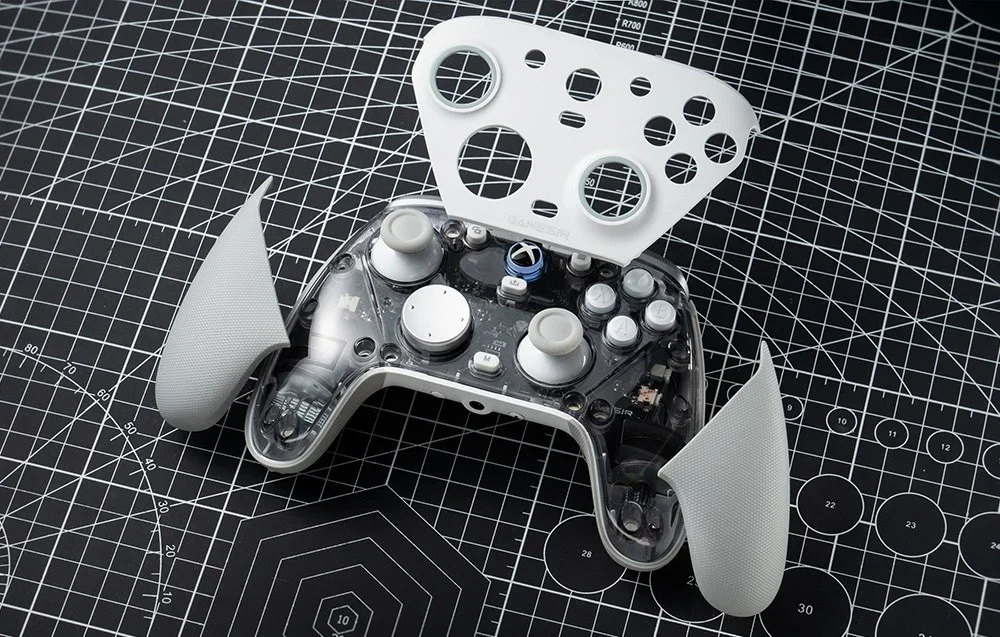 Išardytas GameSir valdiklis su matoma vidine elektronika ir nuimtu korpusu.