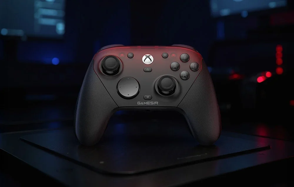 Juodo ir raudono GameSir valdiklio komplektas ant padėklo tamsiame kambaryje su foniniu apšvietimu.