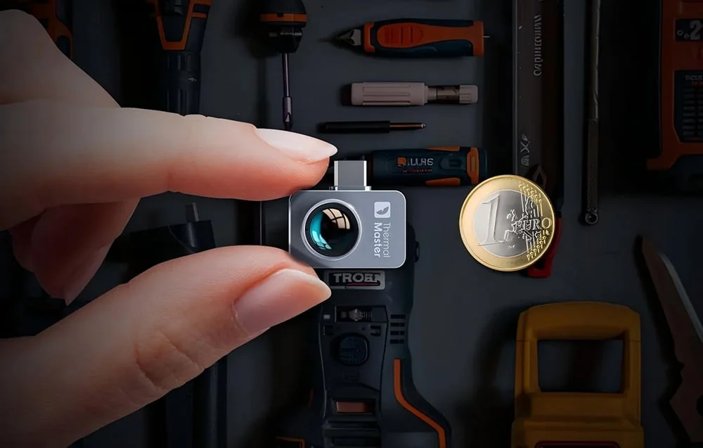 Mažas THERMAL MASTER P2 Pro termovizorius šalia vieno euro monetos