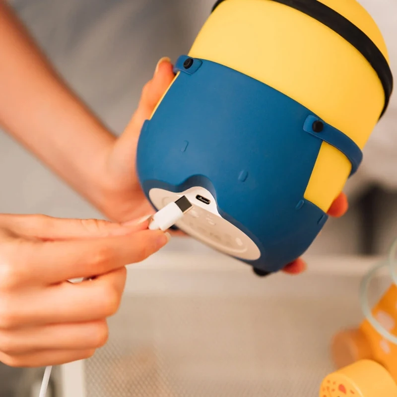 USB-C kabelis jungiamas į „Minions“ Bobo šviestuvo lizdą