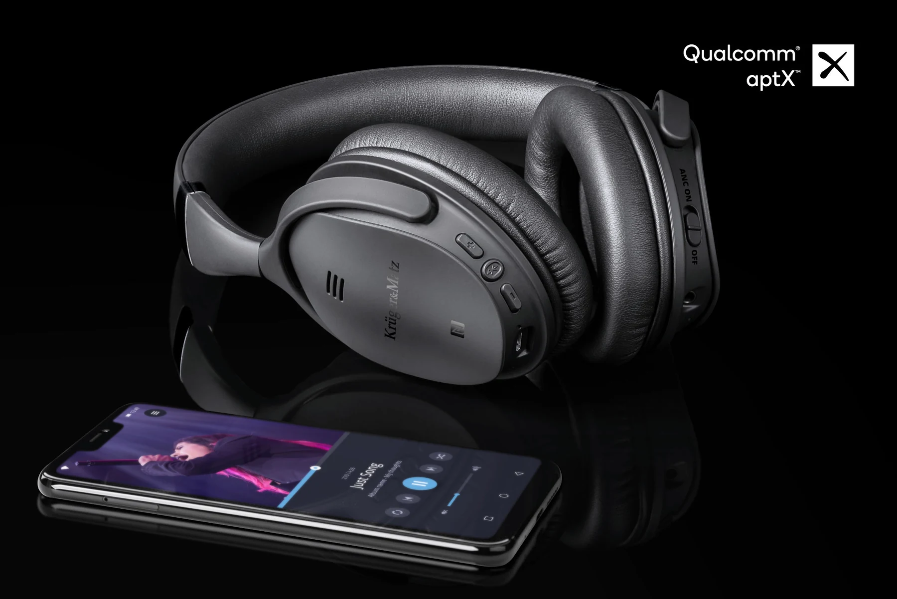 Juodos F7A ausinės šalia išmaniojo telefono ir „Qualcomm aptX“ ženklo
